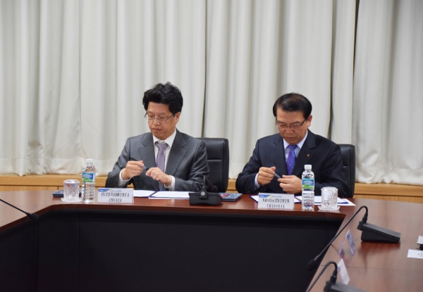 김기웅 중앙치매센터장과 서기봉 NH농협생명 대표가 치매극복을 위한 업무협약을 체결하고 있다.