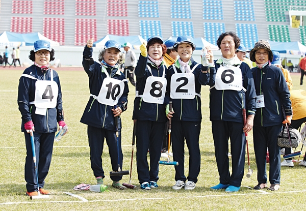 작년에 열린 제5회 전국 노인건강대축제에서 게이트볼 여성부 정상에 오른 광주남구팀.