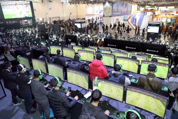 국내 최대 게임전시회인 지스타가 16일 부산 벡스코에서 나흘 일정으로 개막했다. 관람객들이 PC 온라인 게임 '피파 온라인4'를 체험하고 있다