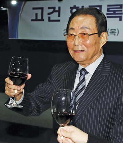 고건 전 총리가 지난 11월 30일 서울 종로구의 한 식당에서 열린 기자 간담회에서 참석자들과 건배를 하고 있다.