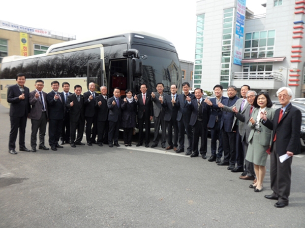 최태옥 상록구지회장은 작년 3월, 김철민 국회의원, 이민근 시의회 의장 등이 참석한 가운데 ‘해피버스’ 시승식을 가졌다. 해피버스는 상록구지회 노인들의 여가복지와 노후를 위한 45인승 버스다.
