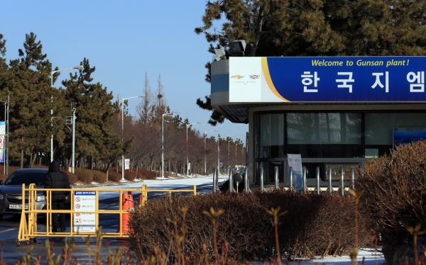 13일 오전 폐쇄가 결정된 제네럴모터스(GM) 전북 군산 공장이 한적한 모습을 보이고 있다. 사진=연합뉴스.