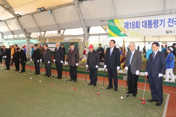 4월 6일 열린 제27회 대한노인회 서울연합회장기 게이트볼대회에서 김성헌 회장 등 임원진들이 시구를 하고 있다.