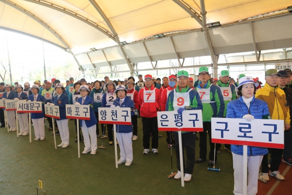 4월 6일 열린 서울연합회장기 게이트볼대회에서 지회별 참가 선수단이 도열해 있다.