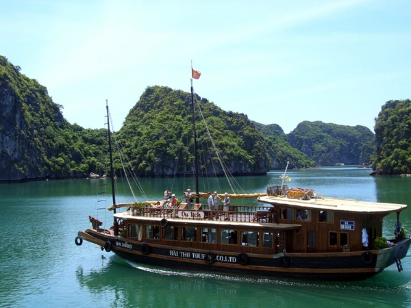 베트남 하노이에서 차로 4시간 거리에 있는 하롱베이에 도착하면 배를 타고 수많은 섬들을 구경할 수 있다. 사진은 베트남 하롱베이 유람선.   	사진 제공=하나투어