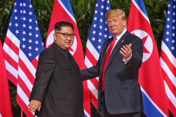 도널드 트럼프 미국 대통령(오른쪽)과 김정은 북한 국무위원장이 6월 12일 북미 정상회담 장소인 싱가포르 센토사섬 카펠라 호텔에 도착해 악수를 나눈 뒤 포즈를 취하고 있다. 싱가포르EPA=연합뉴스