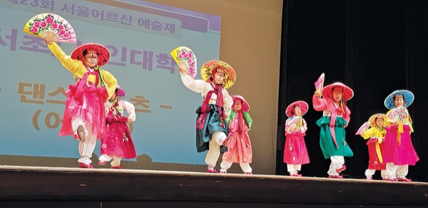 6월 27일, 서울 광진구 유니버설아트센터에서 열린 ‘제23회 서울어르신예술제’에 참가한 서초구지회 노인대학팀이 ‘어우동’ 춤을 추고 있다.