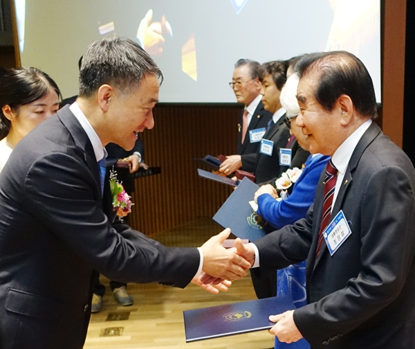 박능후 복지부 장관(왼쪽)으로부터 대통령표창을 받고 있는 조성삼 서울 성북구지회장.