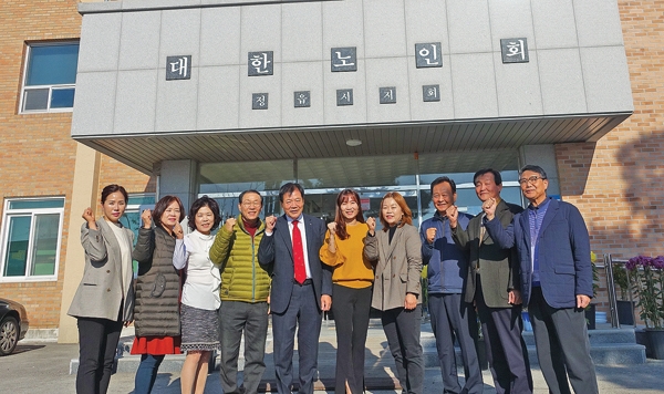 이호춘 전북 정읍시지회장이 직원들과 지회 회관 앞에서 기념촬영했다. 왼쪽 네 번째가 이종열 사무국장.