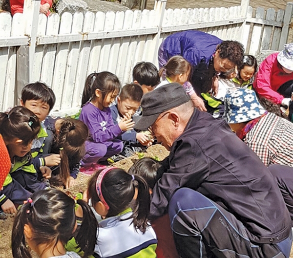 대한노인회 서울 중랑구지회는 경로당과 인근의 유치원이 함께 참여하는 ‘1·3세대 텃밭가꾸기’ 프로그램을 운영한다.