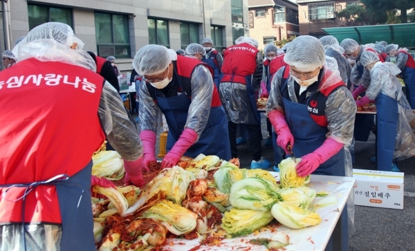 농심 임직원들이 지난 17일 서울 대방동 동작노인종합복지관에서 소외계층에 나눠줄 ‘사랑의 김장김치’를 담그고 있다. 사진=농심.