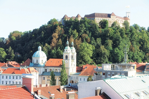 슬로베니아의 수도 류블랴나 전망대에서 바라본 류블랴나 성(중앙 언덕 위 건물)의 모습. 아래쪽으로 오래된 성당의 첨탑이 보인다.
