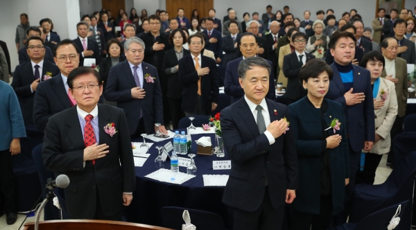 1월 11일 한국사회복지회관 6층 대회의실에서 서상목 한국사회복지협의회장, 박능후 보건복지부 장관(앞줄 왼쪽부터)을 비롯한 '2019년 사회복지계 신년인사회' 참석자들이 국민의례를 하고 있다.