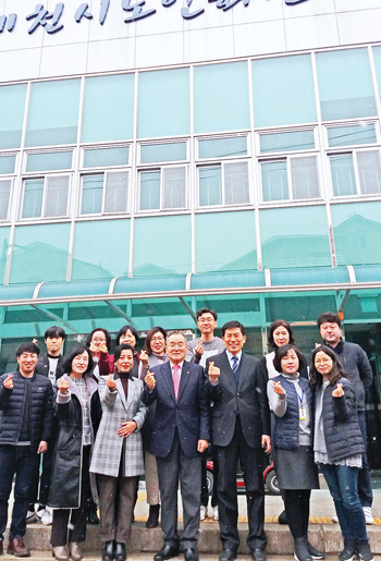 김상조 제천시지회장(왼쪽 네 번째)이 직원들과 함께 회관 앞에서 화합의 포즈를 취했다.