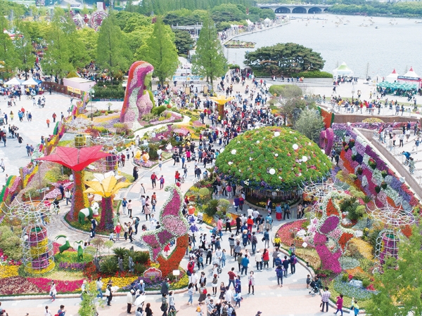 우리나라 최대 규모 꽃 축제인 ‘2019고양국제꽃박람회’가 4월 26일부터 펼쳐진다. 사진은 지난해 일산 호수공원 일대에서 열렸던 박람회장 전경.