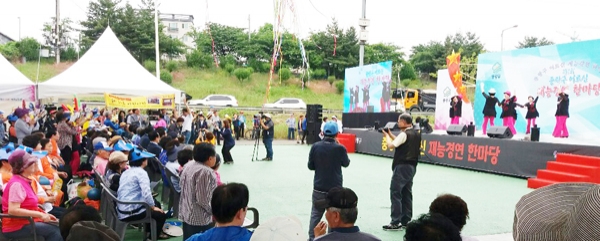 5월 17일 서울장미축제가 열리는 중랑구 둔치 면목체육공원에서 중랑구지회가 주관하는 제1회 어르신재능경연 한마당 행사가 성대하게 열렸다.