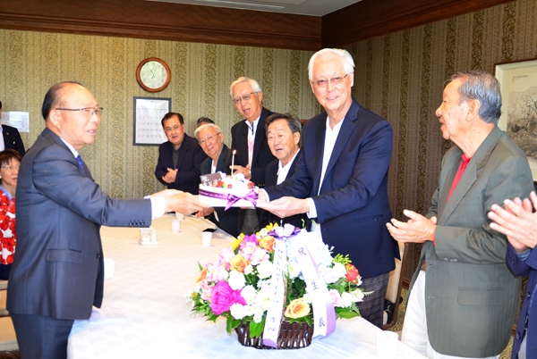 5월 20일 78회 생일을 맞은 고(吳) 전 총리(오른쪽 둘째)는 이심 이사장(오른쪽 첫째)으로부터 축하 케익과 꽃다발을 받고 서울·한양CC의 환대에 감사의 뜻을 전했다.