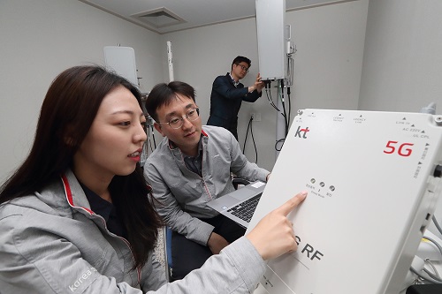 KT 연구원들이 3.5GHz 주파수대역 5G RF 중계기 테스트를 진행하고 있다.(사진=KT)