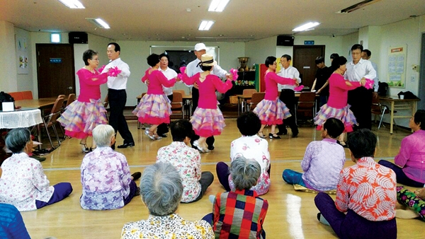 대한노인회 전남 화순군지회 무지개리듬봉사클럽 회원들이 노인 기관을 방문해 공연하고 있다.