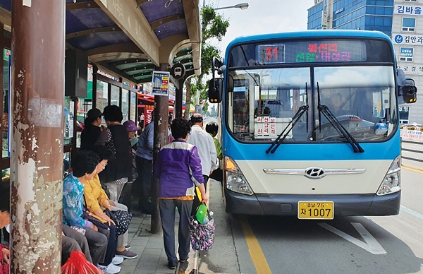 충남도와 15개 시·군이 협력해 오는 7월 1일부터 도내 75세 이상 노인들이 시내 및 농어촌버스를 무료로 이용할 수 있도록 해 추후 전국적으로 확대될 수 있을 지 주목받고 있다. 사진은 서천군의 한 정류장에서 어르신들이 버스를 이용하는 모습.