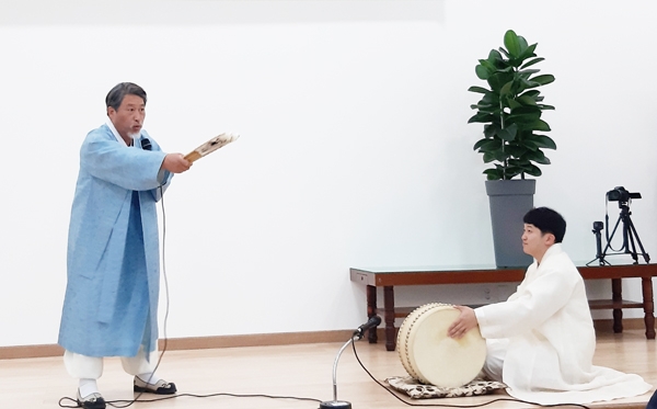 왕기석 국립민속국악원장이 단가 ‘사철가’ 몇 소절을 참석자들에게 가르쳐주고 있다.