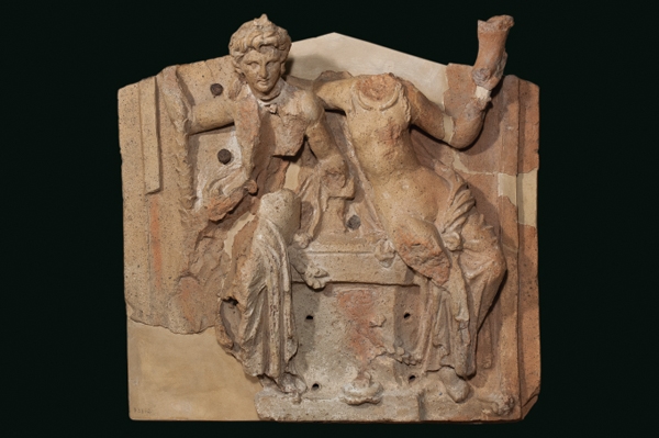 이번 전시에서는 로마 문화 탄생에 큰 영향을 끼친 지중해 고대국가 에트루리아에서 발굴된 300여점의 문화재를 소개한다. 에트루리아인들은 종교와 신, 그리고 죽음에 관해 큰 관심을 가졌고 이와 관련된 유골함, 조각상 등 다양한 유물들을 남겼다. 디오니소스와 아리아드네가 묘사된 장식판의 모습