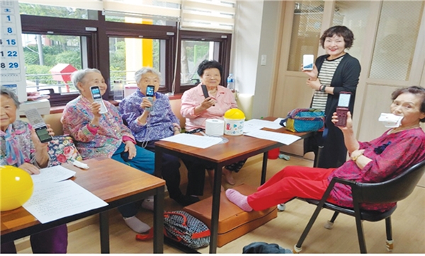 대한노인회 서울 서초구지회 경로당 회원들이 강사로부터 스마트폰 교육을 받고 있다.