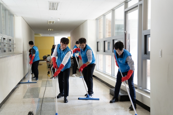한국콜마는 건강한 지역사회 조성과 주민상생을 위해 지난 4일 내곡동 언남초등학교를 청소하는 환경정화 활동을 진행했다.(사진=한국콜마)