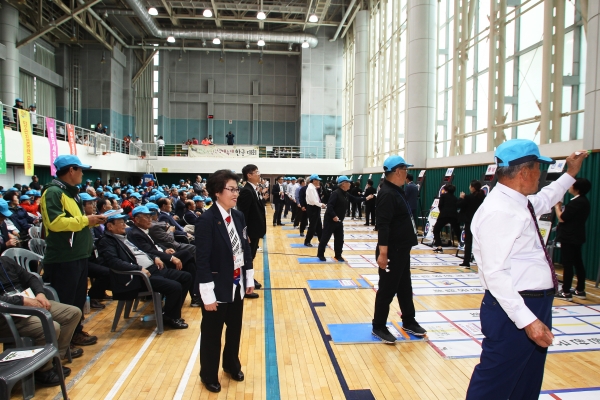 대회 첫날인 10월 15일 용산구문화체육센터에서 한궁 경기가 열리고 있다.