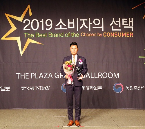 이창우 보람그룹 대표이사가 17일 서울 중구 더플라자호텔 그랜드볼룸에서 열린 ’2019 소비자의 선택, 최고의 브랜드 대상’ 시상식에서 ‘상조서비스 부문 대상’을 수상하고 있다.