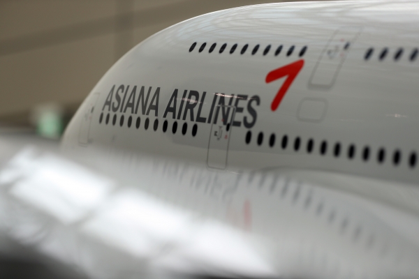 아시아나항공에 따르면 지난 9일 오후 4시20분 인천을 출발해 싱가포르로 향하던 OZ751편(에어버스 A350) 여객기가 한쪽 엔진에 이상이 생겨 가장 가까운 필리핀 마닐라공항에 긴급 착륙했다.(사진=연합뉴스)