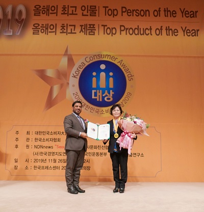 윤경주 BBQ 부회장(사진 오른쪽)이 2019 대한민국 소비자 대상 최고 브랜드상을 수상하고 있다.(사진=제너시스BBQ)