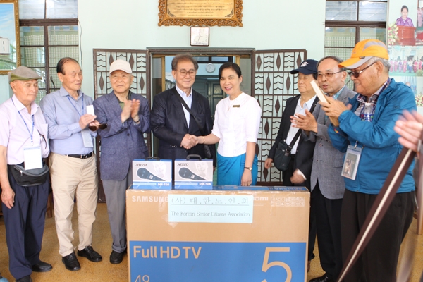 대한노인회 회장단이 미얀마 양곤의 데이케어센터를 방문해 50인치 TV 등을 기증하고 있다.