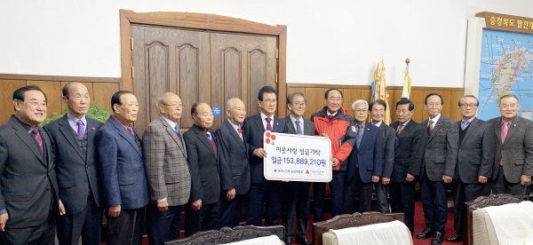 12월 9일 충북도지사실에서 진행된 성금기탁식에 참여한 김광홍 회장과 이시종 지사(가운데)를 비롯한 충북도 회장단들이 기념촬영을 하고 있다.