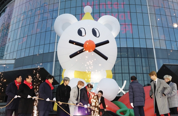 지난 12월 19일 서울 강남구 코엑스 광장에서 신년을 상징하는 띠 동물인 쥐 캐릭터 ‘모니’ 점등 퍼포먼스를 하고 있다. 	사진=연합뉴스