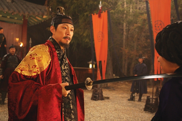 세조는 조선의 왕 중 가장 술을 좋아했던 인물이며 실록에는 이와 관련한 다양한 에피소드가 기록돼 있다. 사진은 영화 ‘관상’에서 세조(수양대군)를 연기한 이정재의 모습.