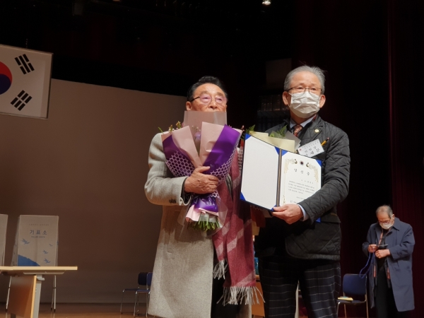 홍장근 지회장(왼쪽)이 당선후 현채문 선거관리위원장으로부터 당선증을 받고 있다.