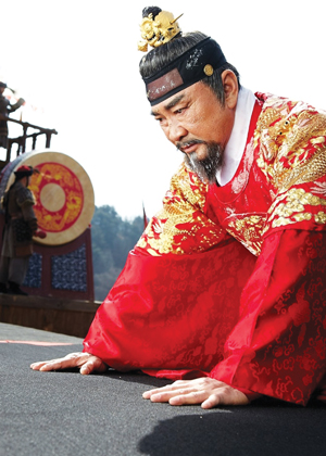 2013년 JTBC에서 방영된 ‘궁중잔혹사 - 꽃들의 전쟁’에서 인조를 연기한 이덕화가 극중 삼배구고두례를 연기하는 모습.