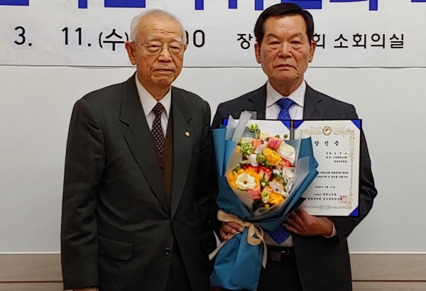 재선에 성공한 김정오 지회장(오른쪽)이 김태림 선거관리위원장으로부터 당선증을 받은 뒤 기념촬영을 하고 있다.
