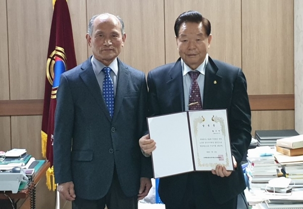 재선된 황기주 지회장(오른쪽)이 김원영 선거관리위원장으로부터 당선증을 받고 기념촬영을 하고 있다.