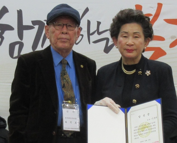 이경자 당선자(오른쪽)가 최석호 선거관리위원장으로부터 당선증을 받고 기념촬영을 하고 있다.