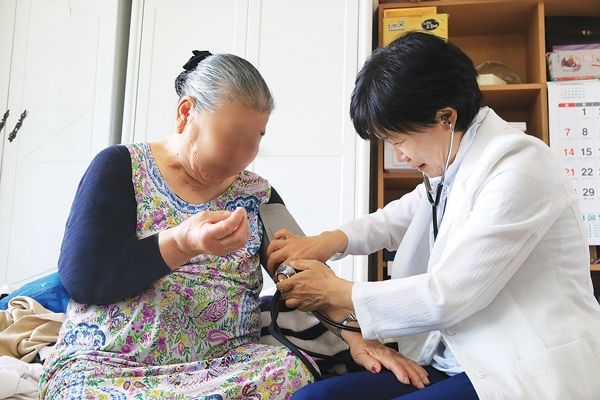 정부는 코로나19 사태로 만성질환을 앓는 노인들에 대한 방문건강관리서비스가 장기간 중단되자, 방문간호사 등 보건소 전담요원이 취약층 노인들에게 건강상담과 함께 코로나19 증상을 확인하는 전화서비스를 시작한다고 밝혔다. 사진은 서울 서초구에서 방문간호사가 독거노인의 건강상태를 확인하는 모습.