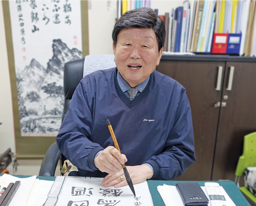 50여년 서예를 해온 전영수 서울 구로구지회장은 사무실에서 틈틈이 붓글씨를 쓴다.