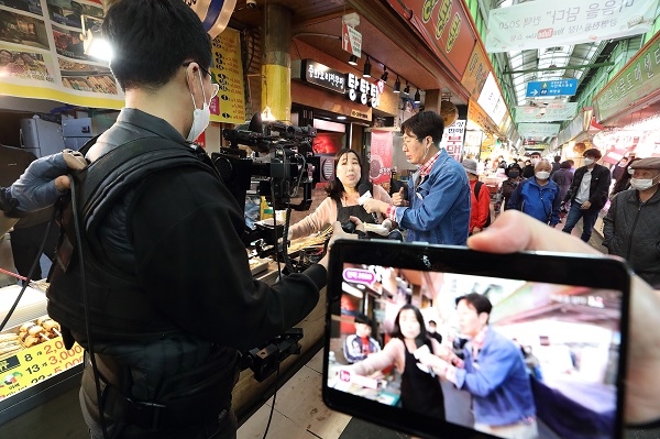 17일 경기 ‘광명시장’에서 방송인 김영철 씨가 온라인으로 전통시장을 소개하는 유튜브 라이브 쇼핑을 진행하고 있다.(사진=KT)