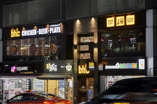 bhc치킨이 올해 첫 서울 직영점 ‘신사역점’을 오픈했다.(사진=bhc치킨)