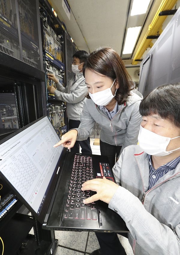 KT 연구원이 양자 암호 기술이 도입된 기업 전용 서비스 퀀텀 VPN 테스트 결과를 확인하고 있다.(사진=KT)