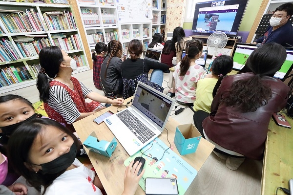 지난 19일 서대전 지역아동센터 아이들이 KT 화상 회의 시스템을 통해 KT IT서포터즈가 진행하는 ‘VR 콘텐츠 제작하기’ 체험형 수업에 참여하고 있다.(사진=KT)