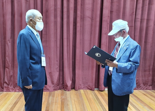 만장일치 찬성으로 재선에 성공한 신명준 지회장(왼쪽)이 우치하 선거관리위원장으로부터 당선증을 받고 있다.