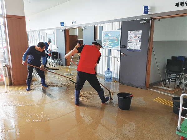 구례군지회 임직원들과 자원봉사자들이 복구작업을 벌이고 있다.