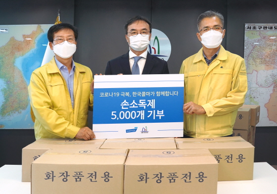 한국콜마홀딩스는 코로나19로 어려움을 겪고 있는 몇 개 지역사회에 손소독제 2만개를 기부했다고 24일 밝혔다. (사진=한국콜마)